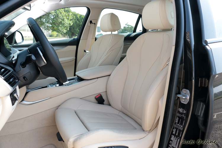 古典優雅的雙前座椅,融合跑車座椅包覆性。