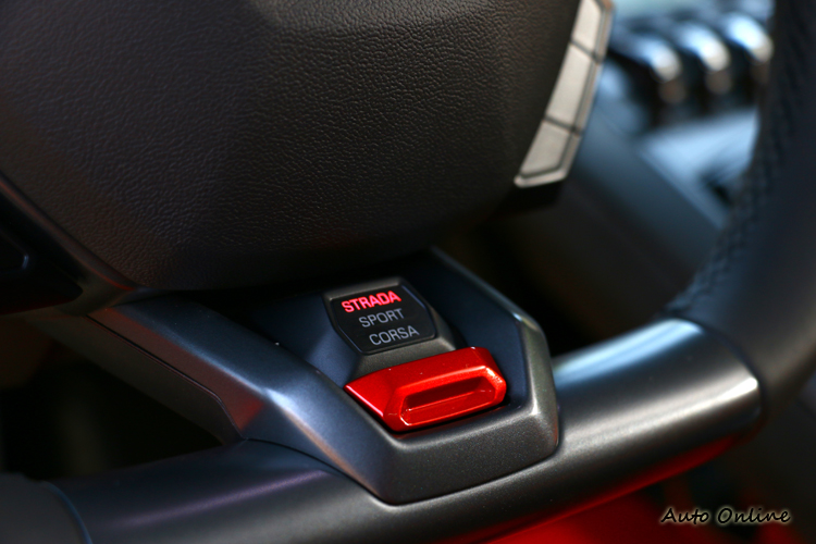 方向盤六點鐘位置有三種行車模式,STRADA(一般)、SPORT(運動)、CORSA(賽道)。