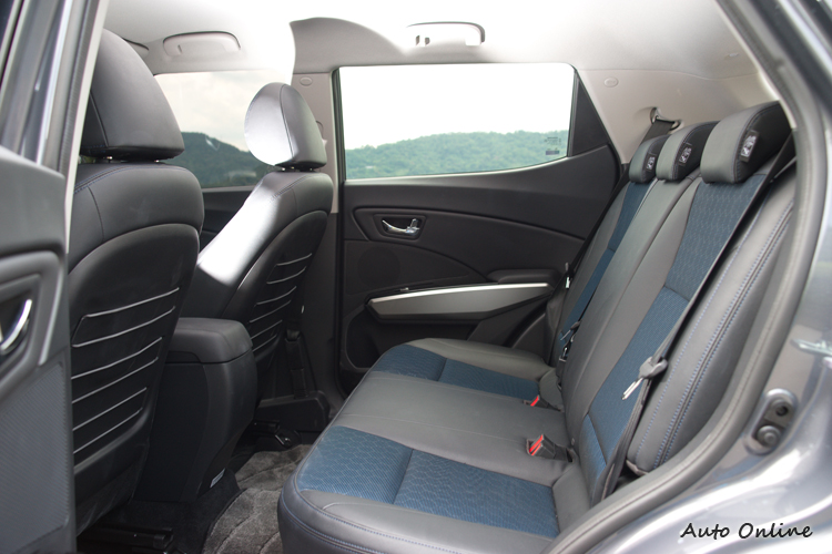 後座椅背有傾斜度調整功能。