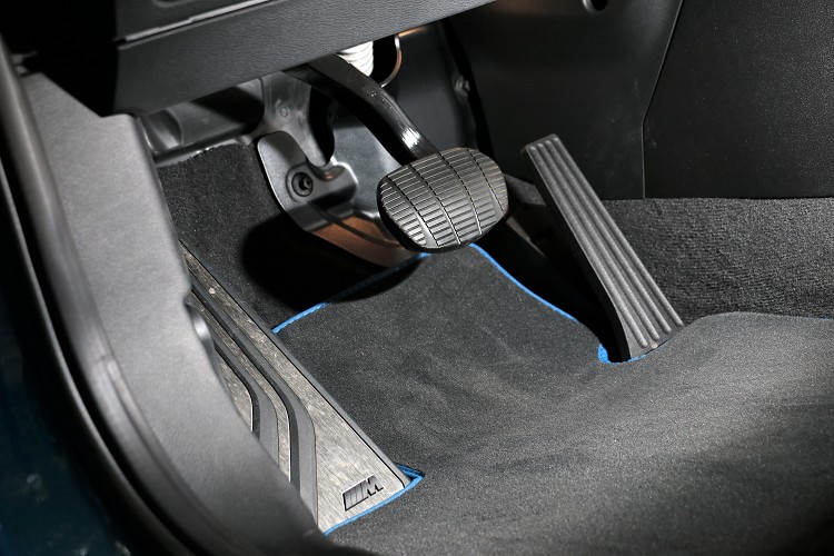 立柱式的油門是BMW最基本不過的標準配備。