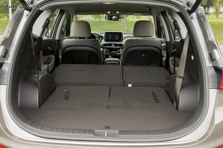 二三排座椅傾倒後的置物空間達1625公升。