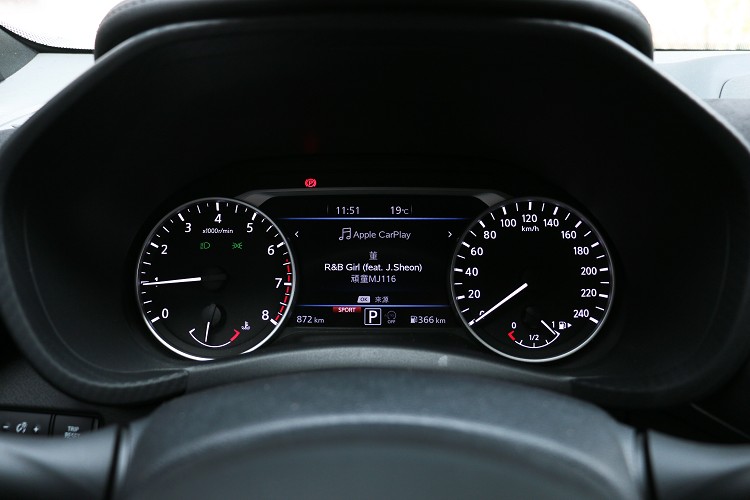 雙圓儀表板中間有多功能顯示幕。