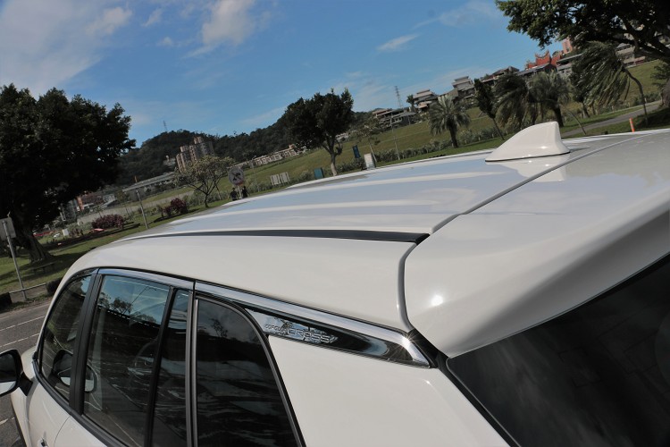 原廠車頂沒有配置車頂架,如果真有置物需求就必須另外選購配件。