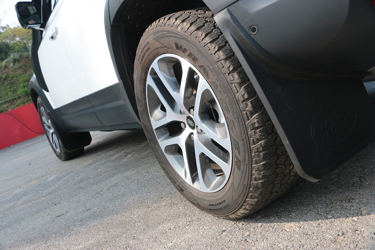 剽悍的經典越野車當然要搭配越野胎,這次標準配備就搭配固特異20吋越野胎。