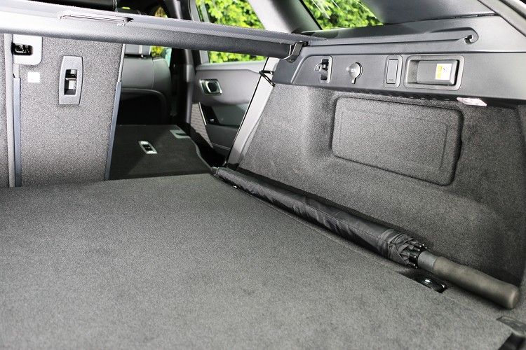 新年式在行李廂左右兩側增加椅背快速傾倒拉桿。