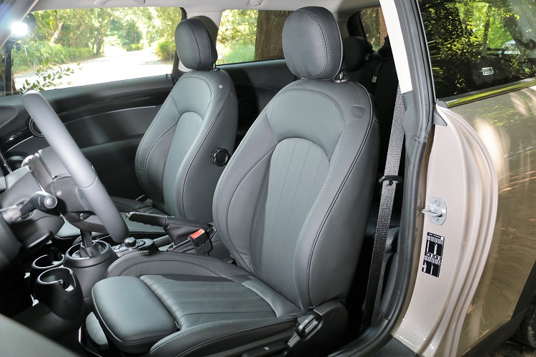 運動與復古混搭的雙前座椅,很有早期英式MINI的古典氛圍。