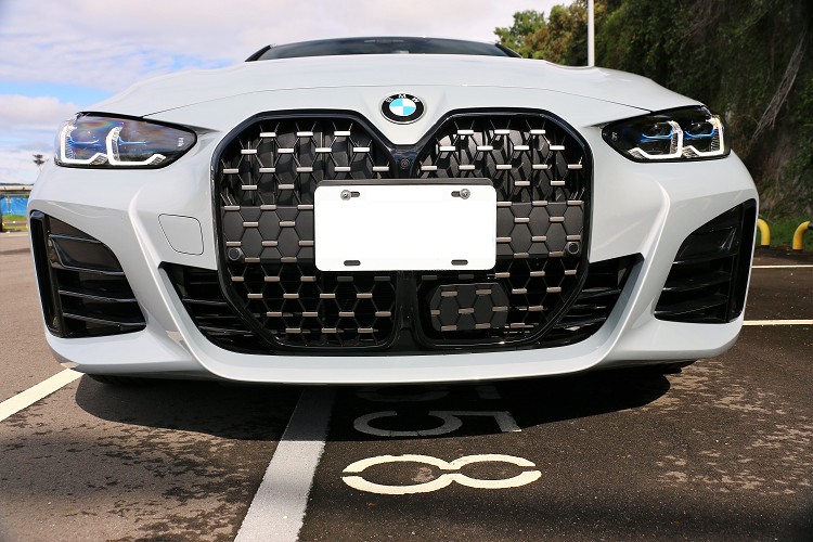 車頭最醒目就是非常碩大的雙腎型水箱護罩,不得不說看久也慢慢接受了!