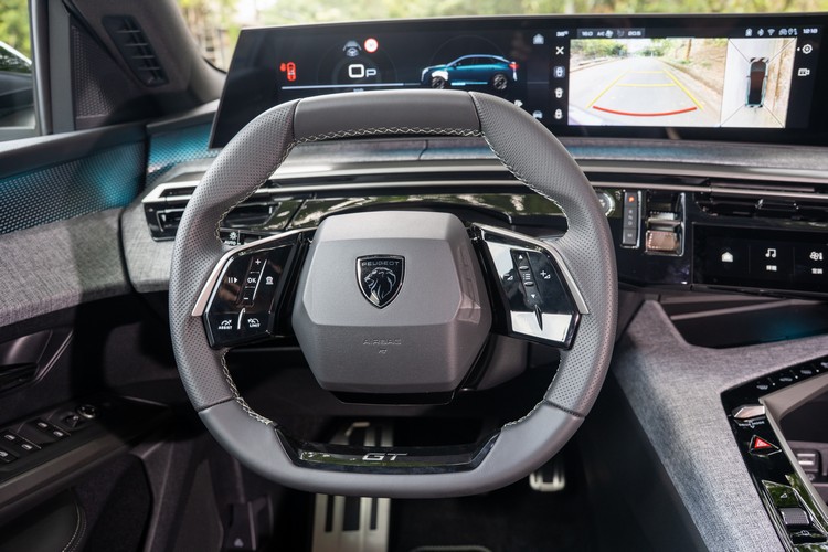 小盤徑且上下緣均為平直設計的方向盤