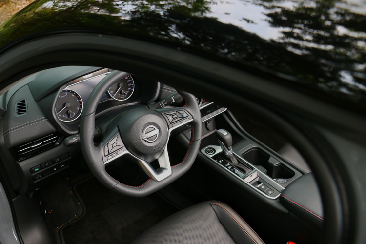 紅色縫線方向盤、中央扶手與座椅細節點綴，不僅提升視覺層次，也營造出更鮮明的運動氛圍。