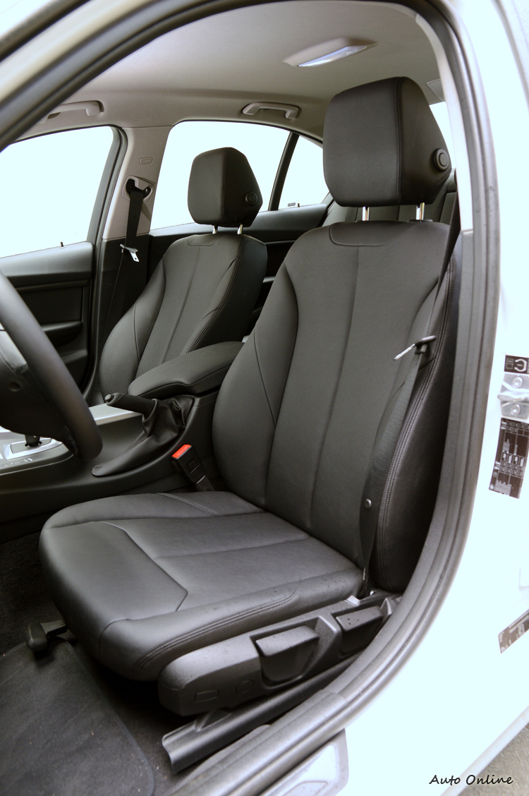 座椅一樣有六向可調功能,但調整方式為手動操作,一樣可以選配電動座椅。