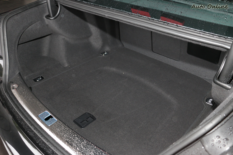 行李空間一舉擴增10公升,用來載送高爾夫球具就更輕鬆了。