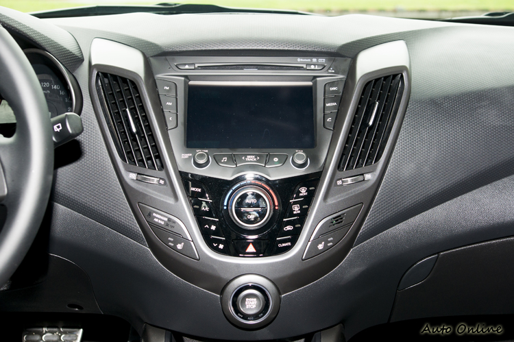 盾形中控台設計接近家族設計風格。