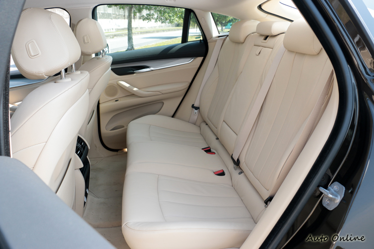 後座乘客膝部空間寬敞,頭部受到車頂線條有壓迫感。