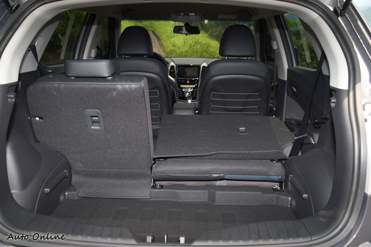 後行李廂空間形狀不夠方正,實用性小小扣分。