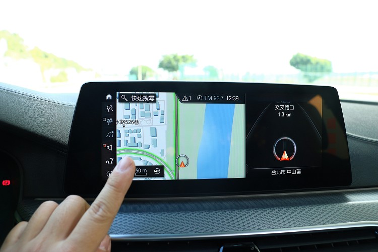進化到iDrive 6.0系統配合中控台上方的10.25吋中央觸控螢幕操作使用,標配原廠中文智能衛星導航。
