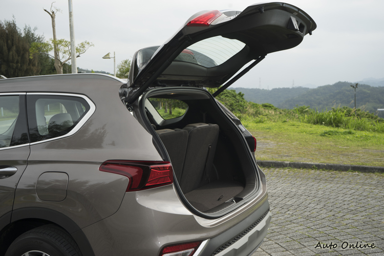 開啟速度與高度可調的感應式電動尾門。