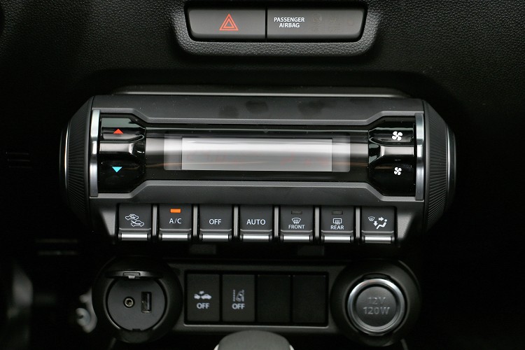 單曲的冷氣恆溫空調對於小車空間相當夠用。