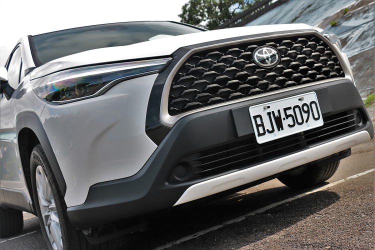 汽油版本車型的廠徽與油電不同,另外下方的霧燈也被移除。