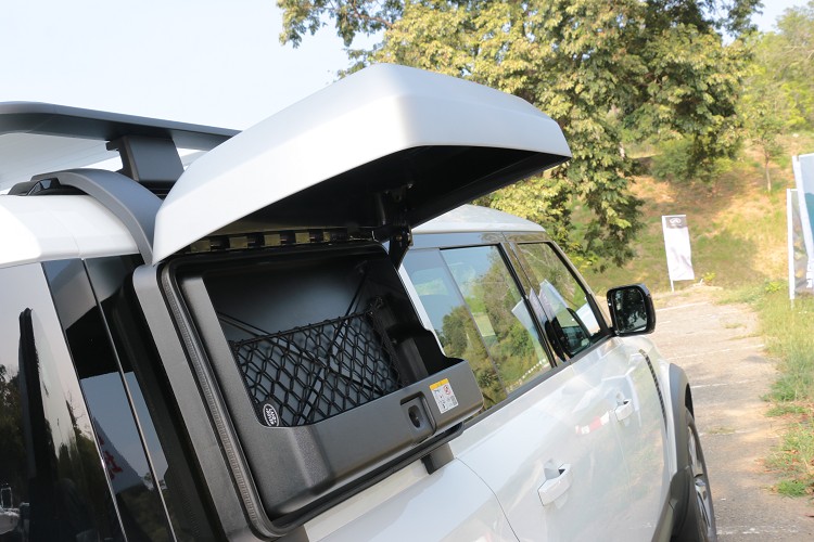 選擇不同專屬套件在車身外觀會有不同配件,像是探險家套件就會在車側安置一個收納箱。