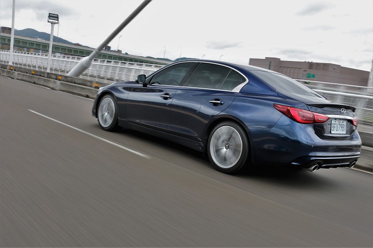 原廠對於輸出特性調校較為線性,沒有那種強烈的貼背加速,優雅的快才是Q50所強調。