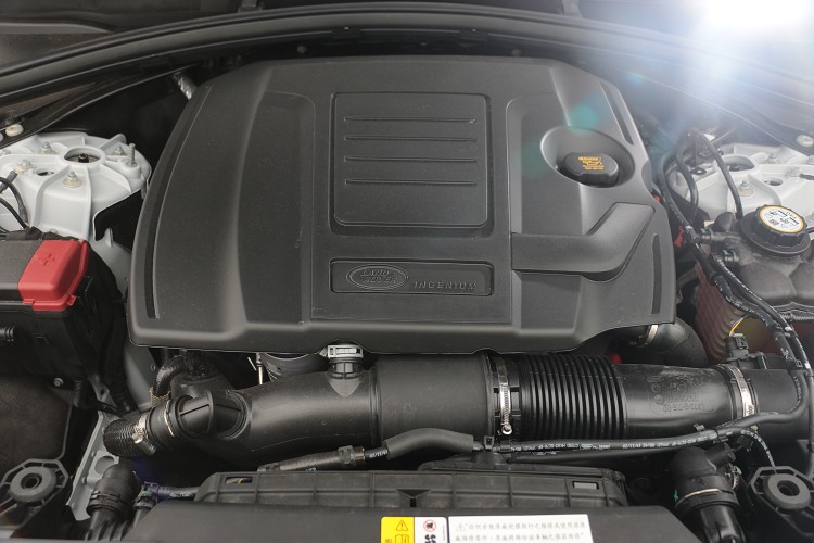 這具2.0升引擎技術相當純熟,可創造出最大馬力249ps/5,000rpm及37.2kgm/4,500rpm最大扭力,整體輸出稱不上強悍卻也不是等閒之輩。