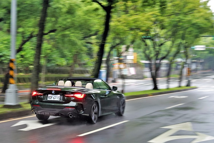 Convertible比起Coupe增加170公斤,靜止加速到百公里慢了0.4秒,通過時間需6.2秒。