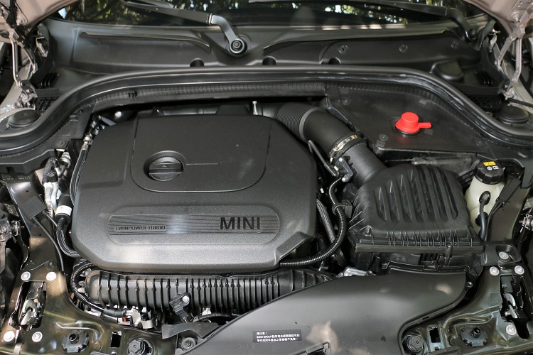 搭載一具原廠代號B48的2.0升四缸渦輪增壓引擎,擁有強大而流暢的性能與扭力。