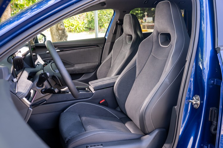 Sudia類麂皮與人造皮革混搭的專屬跑車座椅具伸縮腿托與智慧舒適進出功能