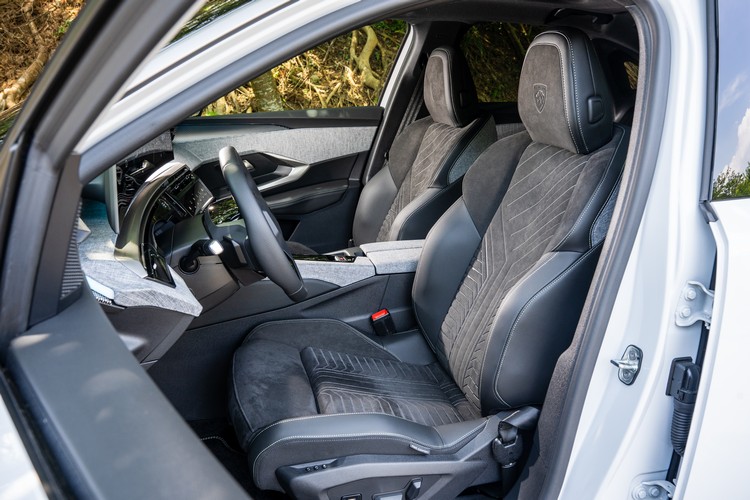 三種材質混搭包覆的跑車座椅具14向電動調整與八模式按摩功能