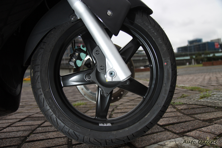 輪胎配置採前大後小,尺碼為前120/70-15後140/60 14。