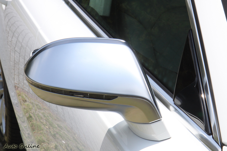 若要用鋁合金塗裝車側後視鏡來辨別身分其實也有難處,因為RS車系同樣是這樣處理。