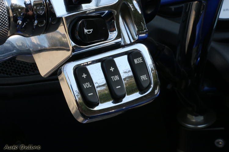 車輛除了配有定速巡弋功能外,還有電台可以收聽。