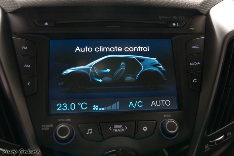 七吋觸控螢幕整合了音響、行車資訊、藍芽免持通訊等功能顯示。