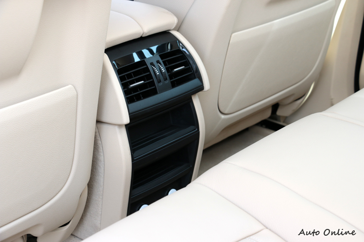 後座冷氣出風口是高級車標準配備。