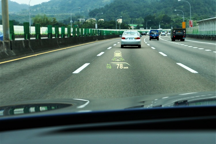 車況抬頭顯示器投影面積增大75%,清楚地把時速、警示標誌、導航等投影在駕駛者的視線前方。