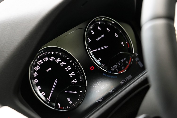 雙圓儀表板判別明瞭,但科技感稍嫌不足。