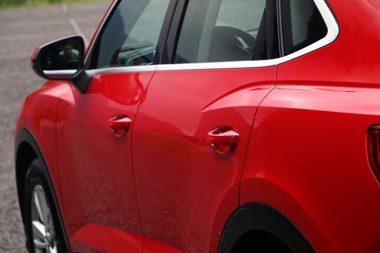 俐落的肩線在車輪上方更為突出,展現剛勁而銳利的車身肌理。