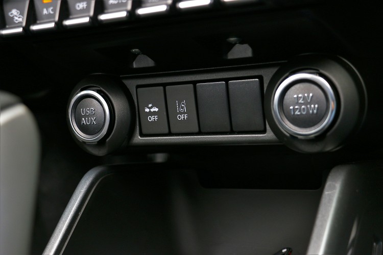 提供一組USB連接和一組12V電源插孔。