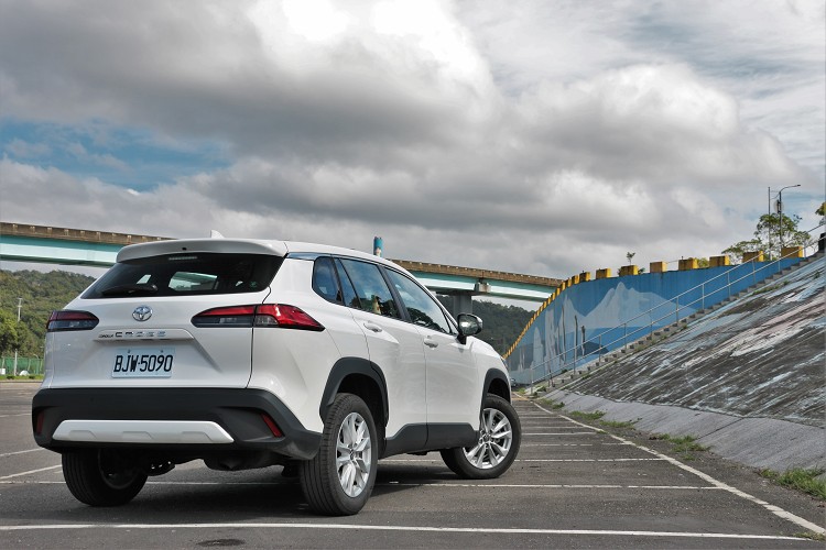 汽油版只用到215/60R17規格,油電搭配的是18吋規格,造型上也有樣貌不同。