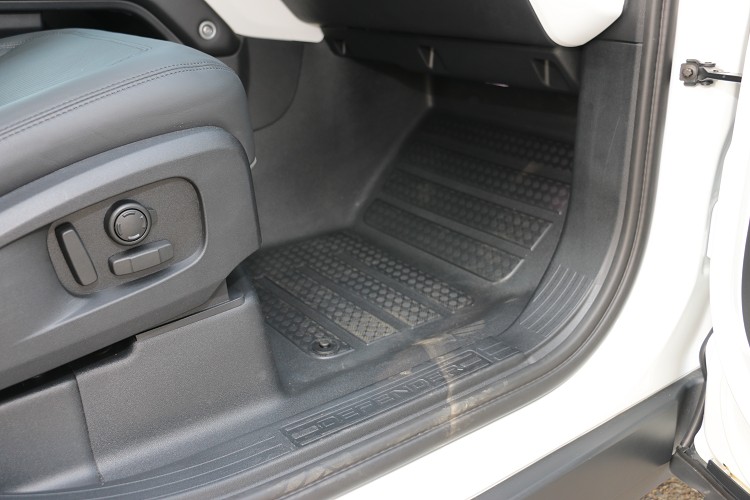 完全功能取向的防水橡膠地板,弄髒只要用水沖一沖、擦一擦,不用擔心會弄濕內裝等問題。