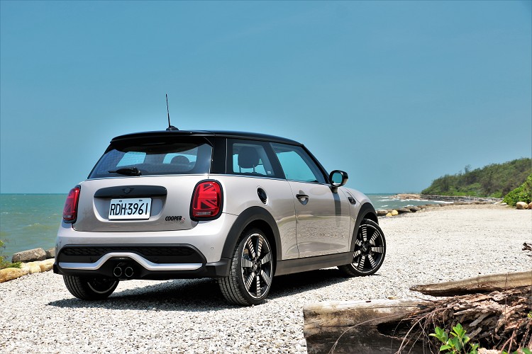 三門車型MINI Cooper S,小巧的車身尺寸維持MINI該有的精髓,也造就它該有的駕馭樂趣與操控性能。