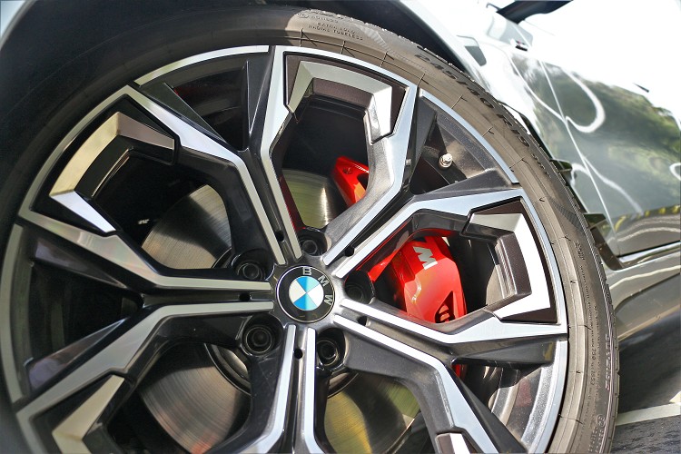 原廠標準配備19吋規格鋁圈,內部則是四活塞運動化卡鉗,還刻意噴塗上顯眼紅色。