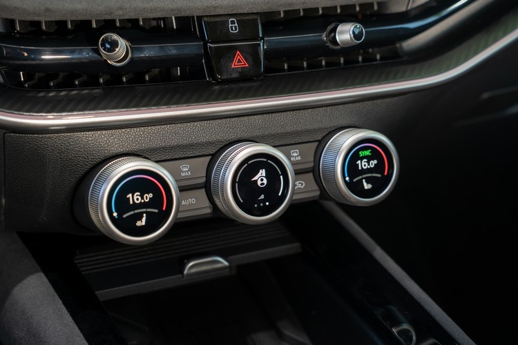 也是在新Kodiaq首先看到的智慧旋鈕透過按壓和旋轉就可以切換空調、音量、座椅加熱/通風與駕駛模式等功能