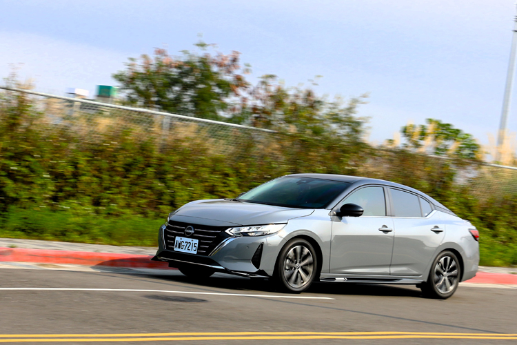 懸吊與轉向調校則偏向舒適與穩定，讓駕駛在日常使用中能感受到輕鬆與安心，長途行駛亦不易疲憊。