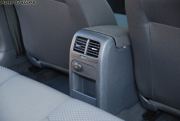 新Jetta後座擁有獨立的空調出風口。