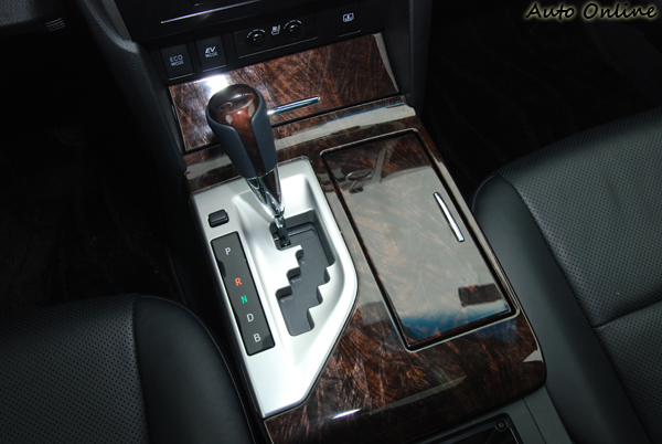 Camry Hybrid先進的HSD油電複合動力,搭配E-CVT電子控制無段變速系統,不僅讓動力輸出更平穩、順暢,更達到領先同級車的市區32.28 km/L的油耗。