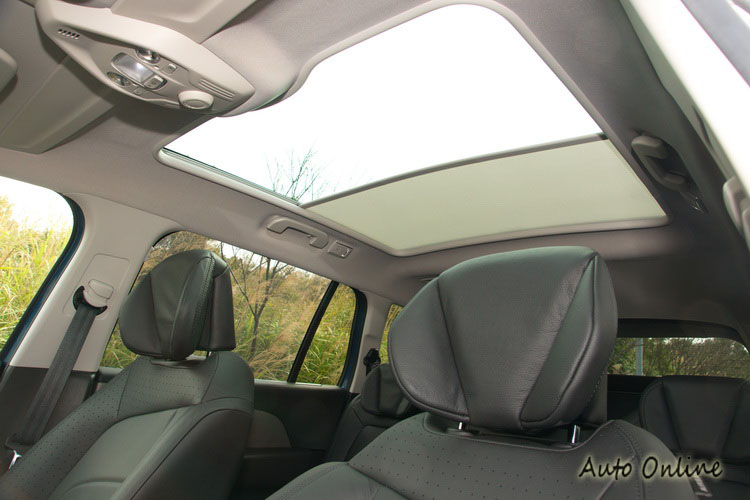 大面積玻璃車頂的遮陽簾提供電動分段調整