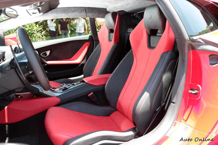 雙前座椅接近賽車等級包覆性,電動調整提升豪華質感。