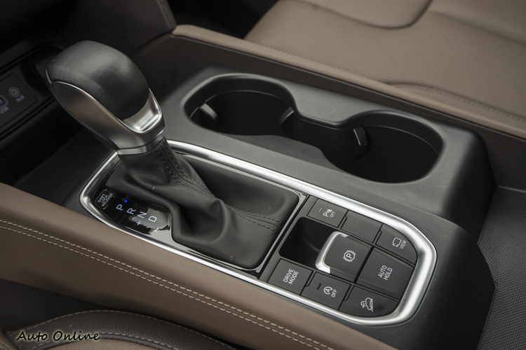 八速手自排系統,並具有四種駕駛模式。