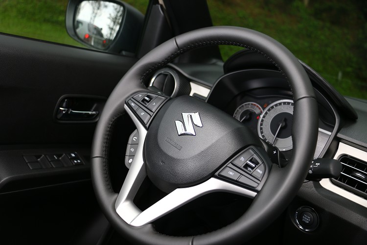 方向盤的造型適中,但握感有點單薄。